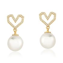 Brinco pérola com base coração vazado e cravejado