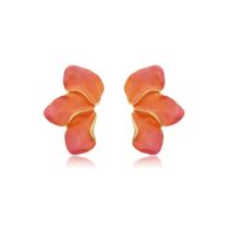 Brinco Pétalas banhado a ouro com esmaltação feita a mão Rosa e Laranja