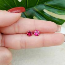 Brinco ponto de luz 4 mm em ouro 18k com zircônia rosa Brinco ponto de luz 4 mm em ouro 18k com zircônia rosa