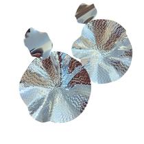 Brinco Prateado com Base Ondulada e Pingente Oval Design Moderno