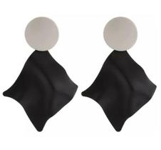 Brinco Prateado Detalhe Preto Círculos Geométrico U7892