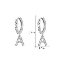 Brinco Prateado Letra Q Alfabeto Argola Strass S1633