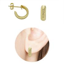 Brinco PRI Style De Argola Folheado A Ouro 18K Antialérgico Com Detalhes Ondulados