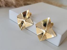Brinco quadrado trabalhado folheado em ouro 18k