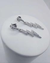 Brinco raio cravejado com micro zircônia banhado a rhodium Brinco raio cravejado com micro zircônia banhado a rhodium