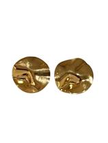Brinco redondo dourado em metal martelado folheado a ouro 18k