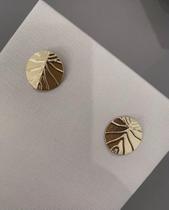 Brinco Redondo Orgânico Com Design Martelado Médio Folheado Em Ouro 18K Brinco Redondo Orgânico Com Design Martelado Médio Folheado Em Ouro 18K