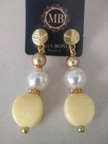 Brinco resignado com pérola e base Dourada