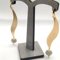 Brinco S Liso com Zircônia Cinza Banhado em Ouro 18K Brinco S Liso com Zircônia Cinza Banhado em Ouro 18K