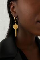 Brinco semi joia com verniz italiano inspiração grandes marcas com pingente