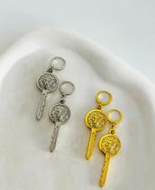 Brinco semi joia com verniz italiano inspiração grandes marcas com pingente