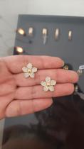Brinco semijoia com pedrinhas de zirconias.