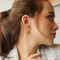 Brinco semijoia redondo com argola