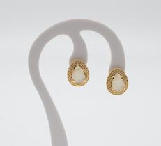 Brinco Trabalhado com Zircônia Branca Banhado em Ouro 18K Brinco Trabalhado com Zircônia Branca Banhado em Ouro 18K