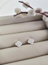 Brinco Trevo Cravejado de Zircônias em Prata 925 - 8 mm