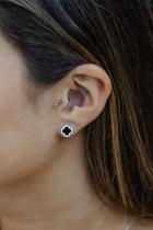 Brinco Trevo em prata 925 legitima tamanho P , preto borda cravejada