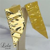 Brinco triangular assimétrico texturizado folheado em ouro 18k Brinco triangular assimétrico texturizado folheado em ouro 18k