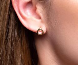 Brinco Triangular com Pedra Rosa Banhado a Ouro - VIDIÈ Brinco Triangular com Pedra Rosa Banhado a Ouro - VIDIÈ