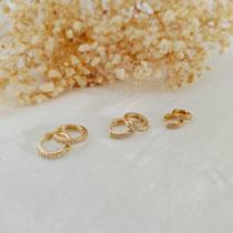 Brinco Trio Argola com Duas fileiras de Zircônias Folheado a Ouro 18k Semijoia Clássica e Versátil Brinco Trio Argola com Duas fileiras de Zircônias Folheado a Ouro 18k Semijoia Clássica e Versátil