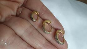 brinco trio de argolas com detalhe em pedra zirconia folheado a ouro brinco trio de argolas com detalhe em pedra zirconia folheado a ouro