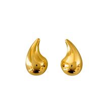 Brinco virgula g banhado a ouro Brinco virgula g banhado a ouro