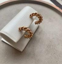 Brincos argola folheada a ouro e prata modelo trabalhado