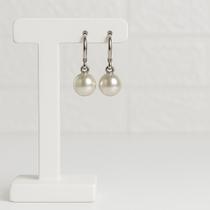 Brincos argolinha de base folheados a prata com pérola