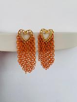 Brincos coloridos de base modelo coração com franjas