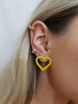 Brincos coloridos modelo coração amarelo trabalhado Carnaval