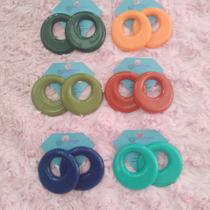 Brincos coloridos vazados Brincos coloridos vazados