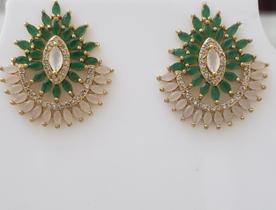 Brincos com navetes pedras verdes e brancas leitosas