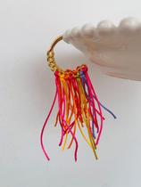 Brincos de base argola com fios de seda coloridos Rainbow Brincos de base argola com fios de seda coloridos Rainbow