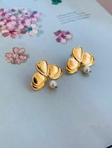 Brincos de base flor com detalhe em pérola folheado a Ouro