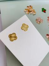 Brincos de base Flor trevo virginia florzinha folheado a Ouro e Prata