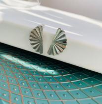 Brincos de base leque leke trabalhado folheado a prata