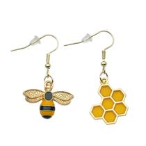 Brincos de metal banhado a ouro em estilo cartoon Bee and Honeycomb Brincos de metal banhado a ouro em estilo cartoon Bee and Honeycomb