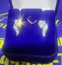 Brincos Diamantes 1 mm Zircônia 5 mm Ouro Branco e Ouro Amarelo 18 Kilates Peso 2.57 Gramas 13 mm Brincos Diamantes 1 mm Zircônia 5 mm Ouro Branco e Ouro Amarelo 18 Kilates Peso 2.57 Gramas 13 mm
