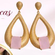 Brincos Dondocas - Dourado com pedra colorida Cor:Rosa Bebê