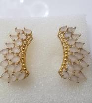 brincos ear cuff com pedras leitosas brancas