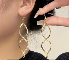 Brincos em Espiral Banhados a Ouro 18k Modernidade e Elegância