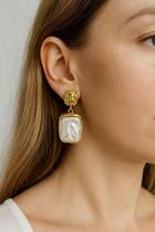 Brincos em Resina Madre Pérola folheado a Ouro Martelado Brincos em Resina Madre Pérola folheado a Ouro Martelado