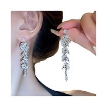 Brincos Femininos com Strass e Folhas - Design Requintado com Borla Brincos Femininos com Strass e Folhas - Design Requintado com Borla