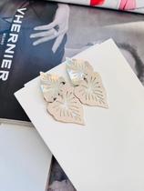 Brincos folheados a ouro e prata folha vazada trabalhada Brincos folheados a ouro e prata folha vazada trabalhada