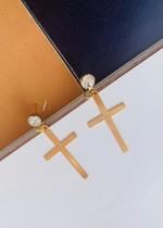 Brincos folheados a ouro modelo cruz com pedra cristal