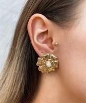Brincos Folheados a ouro modelo Flor Com Detalhe em pérola Brincos Folheados a ouro modelo Flor Com Detalhe em pérola