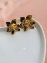Brincos folheados a ouro modelo Flor trabalhada Maximalismo