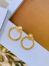 Brincos folheados a ouro modelo leão com corrente Versátil