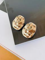 Brincos folheados modelo orgânico martelado a ouro e prata