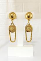 Brincos inspiração grandes marcas semi joia verniz italiano com fundo nude