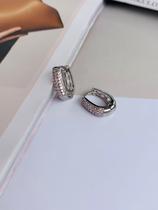 Brincos modelo Argolinha cravejado de strass folheado Prata Brincos modelo Argolinha cravejado de strass folheado Prata